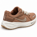 Nike Air Zoom Pegasus 41 - Marrom/Bege - vista traseira em três quartos com inscrição lateral original air ZOOM