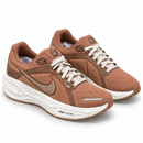 Nike Air Zoom Pegasus 41 - Marrom/Bege - par em ângulo frontal em fundo branco