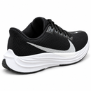 Nike Pegasus Plus Preto/Branco – traseira em três quartos
