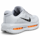 Nike Vomero Cinza/Laranja — foto de estúdio 5