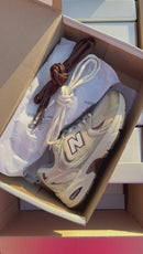 New Balance 530 - Off/Dourado/Café