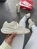 Nike Air Zoom Revolution - Creme