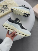 Tênis Loewe x On Collection especial - Azul/Preto/Off