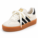 Sambae Tricô Off/Black em estúdio branco, frente em três-quartos para a esquerda