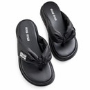 Sandália Miu Miu Urbani - Black — par em estúdio branco
